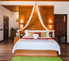 Двухместный люкс Royal с видом на сад двуспальная кровать в Muang Samui Spa Resort