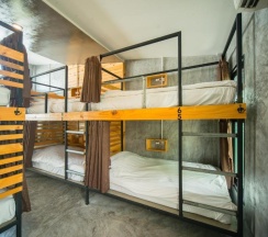 Кровать в общем номере с красивым видом из окна в ChillHub Hostel Phuket