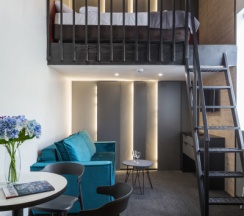 Двухуровневая студия с двуспальной кроватью и диваном в Greenfeel Smolensk
