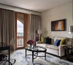 Номер Гранд Премьер с видом на Кремль в Four Seasons Hotel Moscow