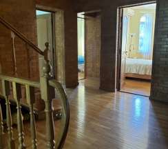 Коттедж с красивым видом из окна в Усадьба Новознаменская