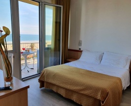 Двухместный номер Superior с видом на море двуспальная кровать в Hotel Tilmar