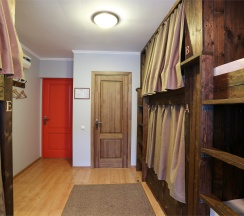 Кровать в шестиместном номере с ванной комнатой в Kdhostel