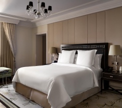 Номер люкс Премьер с 1 двуспальной кроватью в Four Seasons Hotel Moscow