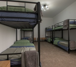 Кровать в общем номере с балконом и с красивым видом из окна в Rodnik village&SPA