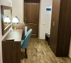 2 этаж I Двухкомнатный номер с двуспальной кроватью и диваном в Марис