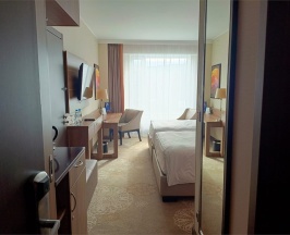 НОМЕР БИЗНЕС-КЛАССА С ДВУМЯ ОДНОСПАЛЬНЫМИ КРОВАТЯМИ И ДОСТУПОМ В БАР-ГОСТИНУЮ в Doubletree by Hilton Tyumen