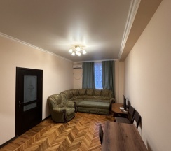 Четырёхместный семейный люкс с балконом и с видом на город в Закавказье