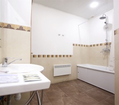 Полулюкс 4-х местный (2 двуспальные кровати или 1 двуспальная и 2 односпальные кровати) в Автодвор