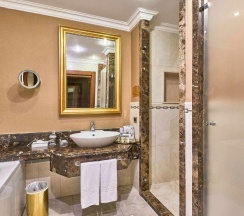 Двухместный номер Premium с балконом и с видом на город двуспальная кровать в Rixos President Astana