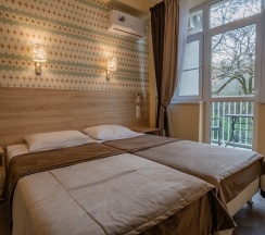 Шестиместный номер Семейный Комфорт с красивым видом из окна в Литфонд