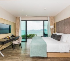 Двухместный номер Premier с видом на море двуспальная кровать в My Beach Resort Phuket