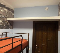 Кровать в 2-местном общем номере №4 в Стрежень