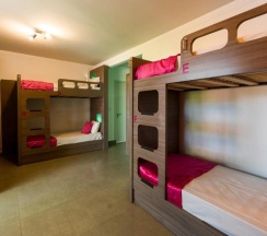 Кровать в общем номере (женский номер) с балконом в Concept Design Hostel & Suite