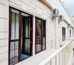 Трёхместный номер Стандарт с балконом в Dvin