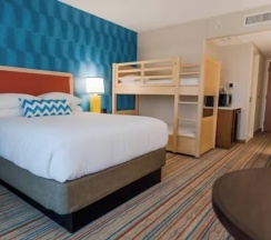 Четырёхместный номер корпус 1 с видом на город в Howard Johnson by Wyndham Anaheim Hotel and Water Playground