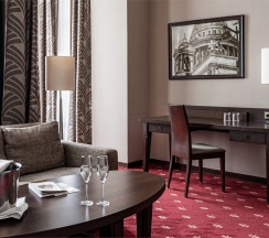Номер Делюкс с одной большой кроватью и диван-кроватью в Petro palaсe hotel