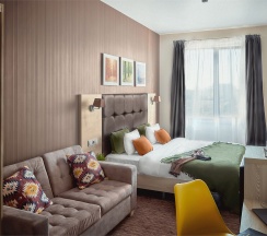 Улучшенный номер с кроватью размера "king-size" в Golden Tulip