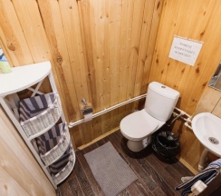 Коттедж с балконом и с красивым видом из окна в Филин дом