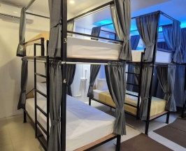 Кровать в общем номере (мужской номер) с балконом в Hotel The Journey Patong New