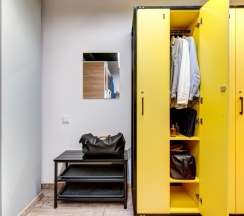Общий 10-и местный номер с большими шкафами в Roomy Hostel