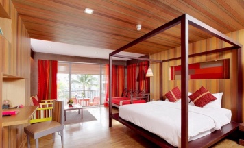Двухместный полулюкс с балконом двуспальная кровать в Patong Beach Hotel