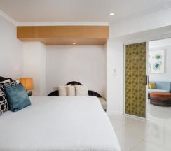 Четырёхместный люкс семейный с 2 комнатами в Thavorn Palm Beach Resort Phuket