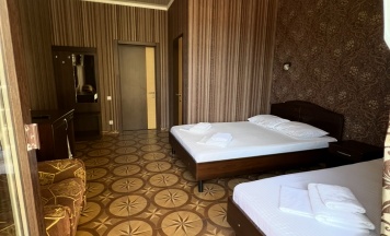 Трехместный номер с двуспальной и односпальной кроватями в Ахиллес