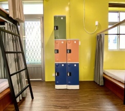 Кровать в общем номере с балконом в Bayhouse Hostel Penghu