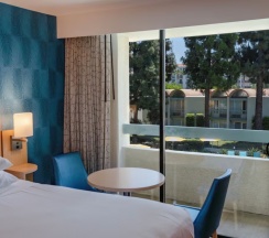 Двухместный номер корпус 1 с видом на город (2 отдельные кровати) в Howard Johnson by Wyndham Anaheim Hotel and Water Playground