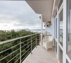 Стандартный номер с двуспальной и 2 односпальными кроватями в Бригантина