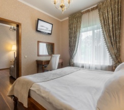 Двухместный полулюкс №2 с 2 комнатами с красивым видом из окна двуспальная кровать в Лель