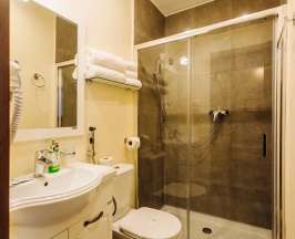 Двухместный номер Deluxe с балконом двуспальная кровать в Sunrise eco hotel