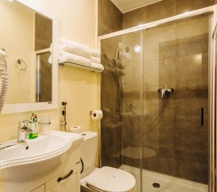Двухместный номер Deluxe с балконом двуспальная кровать в Sunrise eco hotel
