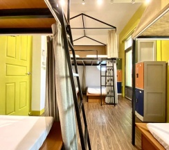 Кровать в общем номере с балконом в Bayhouse Hostel Penghu