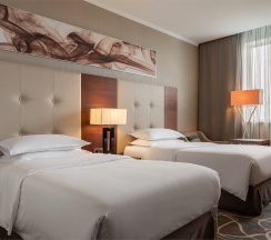 Классический номер с двумя кроватями в Sheraton Skypoint Luxe Hotel