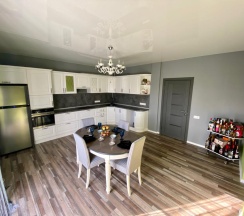 Апартаменты с 3 спальнями в Белое солнце