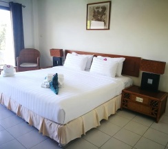 Двухместный номер Standard с видом на бассейн двуспальная кровать в On The Hill Karon Resort