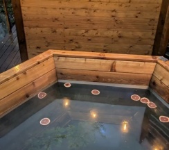 Коттедж с балконом и с красивым видом из окна в Garden hills