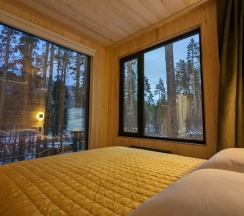 Большой зеркальный куб с отдельной спальней №20 для 2-4 гостей в Август