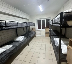 Кровать в 8-местном общем номере №3 в Мустанг