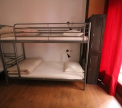 Кровать в общем номере с видом на город в I Love Madrid Hostel