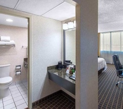 Двухместный номер Deluxe двуспальная кровать в Clarion Hotel Denver Central