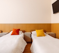 Стандарт с двуспальной и односпальными кроватями , видом на море до 4 гостей в Дельфин парк