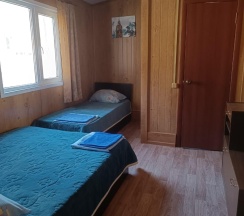 Комната стандарт с 1 односпальной и 1 двуспальной кроватью в Камень Льва