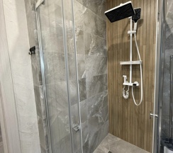 Четырёхместные апартаменты Premium с 3 комнатами с балконом и с видом на горы в Валентина