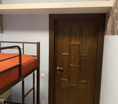 Кровать в 2-местном общем номере №4 в Стрежень