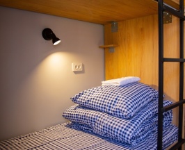 Кровать в общем номере с видом на город в People Hostel & Suites