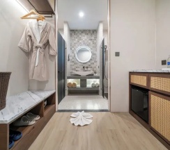 Двухместный номер Premier с балконом и с видом на бассейн двуспальная кровать в Howard Johnson by Wyndham Phuket Naiyang