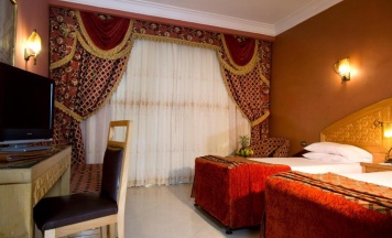 Трёхместный номер с видом на бассейн в Oriental Rivoli Hotel & SPA